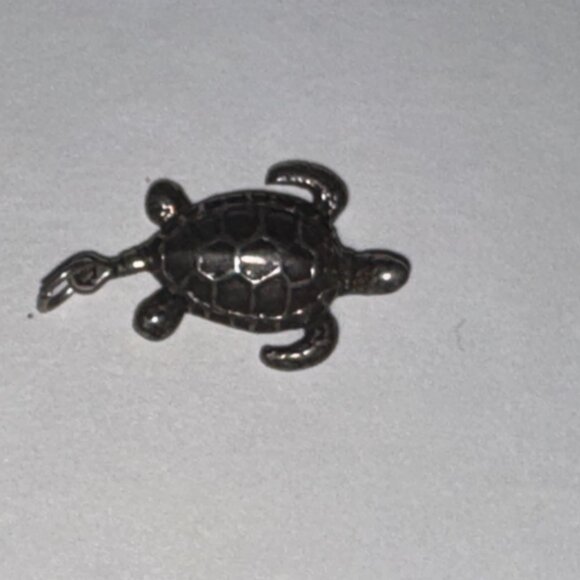Sterling Silver Green Turtle Pendant - Picture 4 of 10